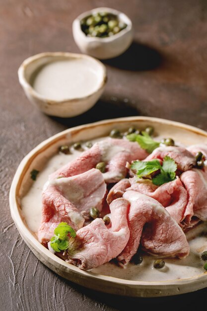 Vitello tonnato gesneden kalfsvlees