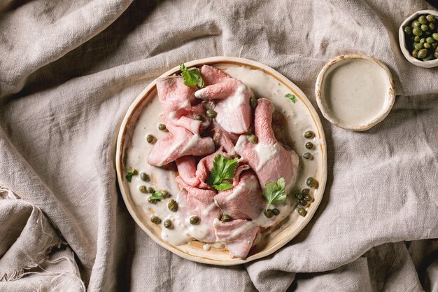 Vitello tonnato gesneden kalfsvlees