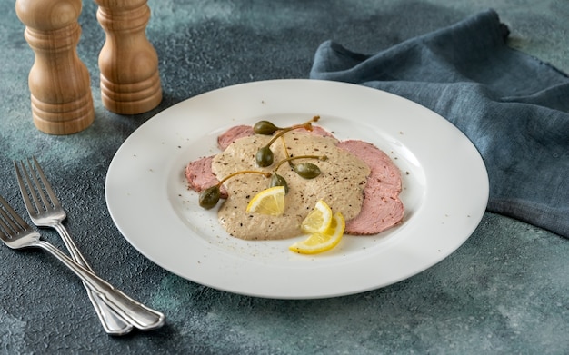 Vitello tonnato - piatto italiano di vitello affettato freddo