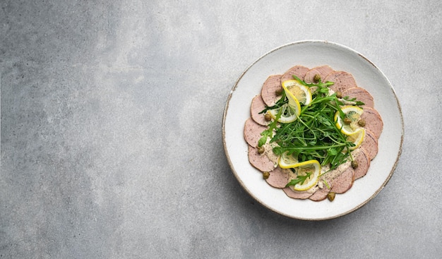 Foto vitello tonnato cucina tradizionale italiana vista dall'alto spazio di copia