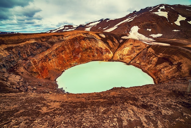 Серное озеро Вити в кальдере кратера вулкана Аскья в Исландии, путешествие на север. Панорамный вид