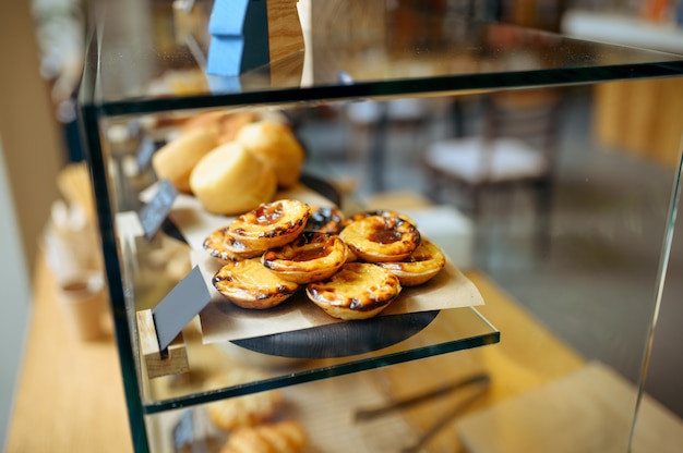 Vitrine met lekkere taarten, snoep en croissants, café. Cafetaria-assortiment, niemand, verse bakkerij en dessert