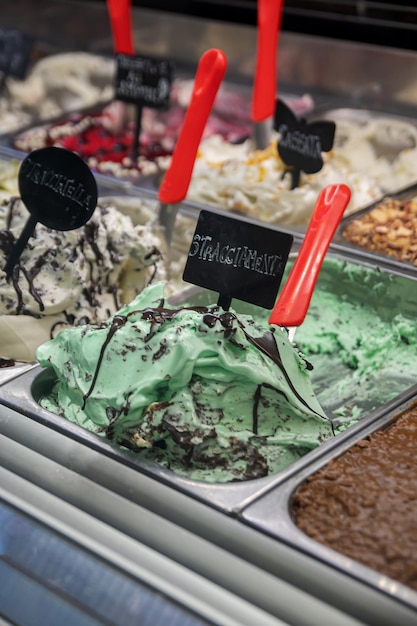 Vitrine met smakelijke Italiaanse ijsgelato Een grote keuze aan lekkers