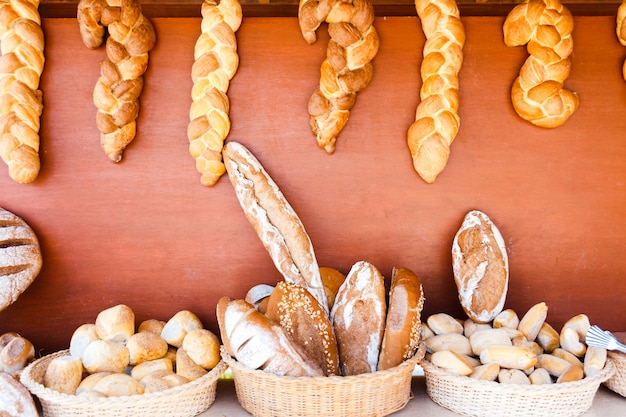 Vitrine met verschillende soorten brood