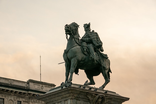 Foto statua di vittorio emanuele ii in lombardia, italia.