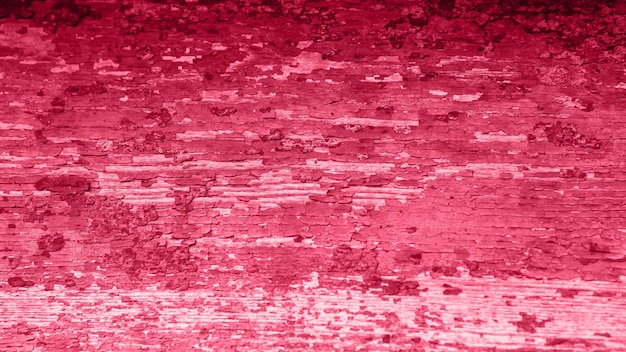 Viva Magenta getinte rode magenta rustieke textuur van beschadigde muurdeur. Vintage abstract veld