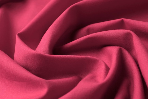 Viva Magenta New Fashion 컬러 팔레트의 샘플 주름이 있는 천연 면 직물의 질감 이미지는 2023년의 비바 마젠타 색상으로 채색됩니다.