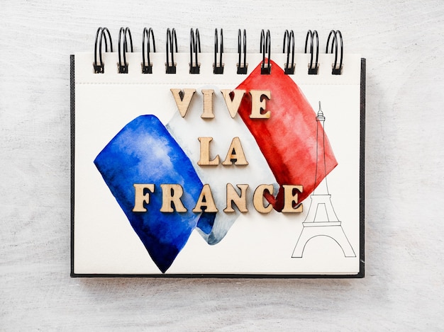 사진 vive la france. 아름다운 애국 카드. 클로즈업, 위에서 볼 수 있습니다. 공휴일 개념. 가족, 친척, 친구 및 동료를 축하합니다