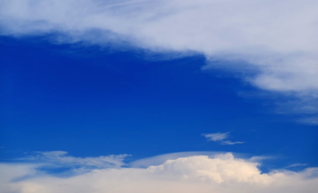 真っ白な雲の間の鮮やかな青い空