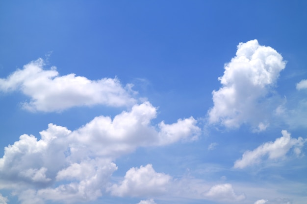 ふわふわの真っ白な雲、バンコク、タイと鮮やかな青い空