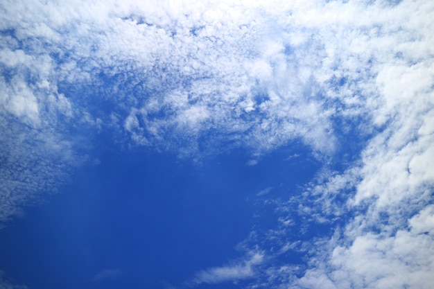Яркое голубое солнечное небо с белыми облаками