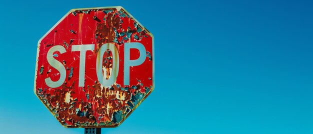 Photo vivid contrast the bold red stop sign against a clear blue sky