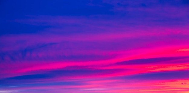 분홍색, 보라색 및 파란색 색상의 생생한 포화된 아름다운 일몰 하늘. 추상 놀라운 일몰 배경입니다.