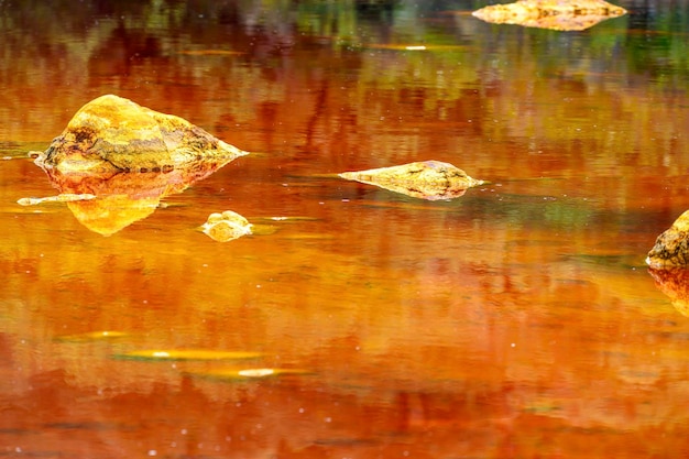 Foto strati vividi e terra spaccata a rio tinto