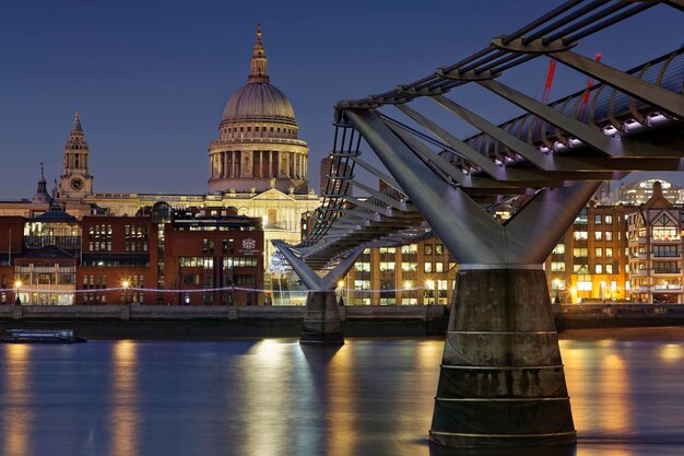 VK, Londen, St Paul's Cathedral en Millennium Bridge 's nachts