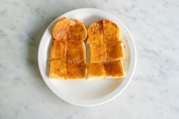 Vla met brood dat op witte plaat wordt geroosterd