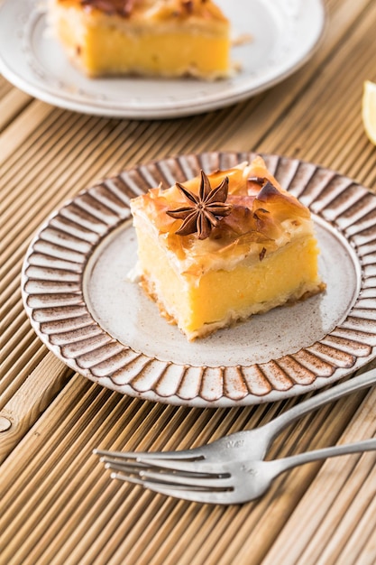 Vla van galaktoboureko of bougatsa grieks traditioneel dessert gebakken in een pan met siroop, het heet thessaloniki-taart handgemaakte filodeeg gevuld met zoete griesmeelcrème