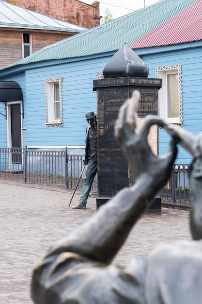 Vladimir Rusland 26 april 2023 Monument voor een detective die naar een jongensdief kijkt in een voetgangersstraat in het centrum van Vladimir