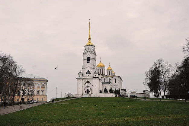 VLADIMIR, RUSLAND - 3 november 2021: Kathedraal van de Hemelvaart in Vladimir