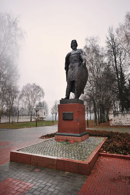 VLADIMIR, RUSLAND - 3 november 2021: monument voor Prins Alexander Nevsky in Vladimir