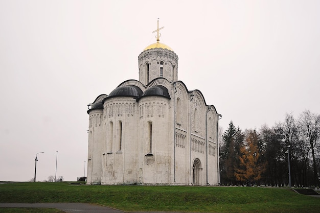 VLADIMIR, RUSLAND - 3 november 2021: uitzicht op de Dmitrievski-kathedraal in Vladimir