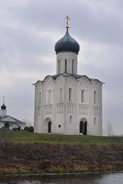 VLADIMIR, RUSLAND - NOVEMBER 3, 2021: Kerk van de voorbede op de Nerl in Bogolyubovo