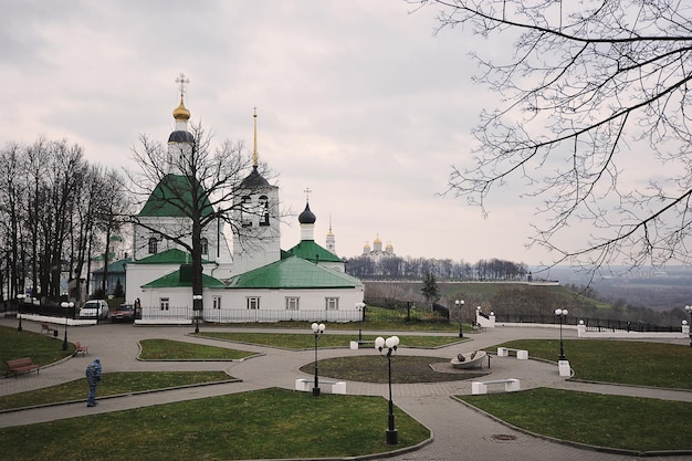 블라디미르, 러시아 - 2021년 11월 3일: 블라디미르에 있는 성 니콜라스 교회의 전망