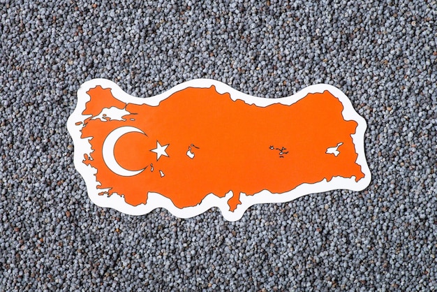 Vlag en kaartsticker van turkije in maanzaad groeiend maanzaad in het landconcept van turkije