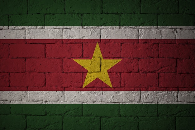 Vlag met originele verhoudingen. Close-up van grungevlag van Suriname