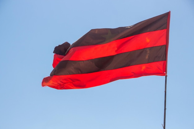 Vlag met zwarte en rode kleuren buiten in Rio de Janeiro