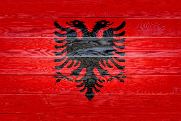 Foto vlag van albanië geschilderd op oude houten plank achtergrond