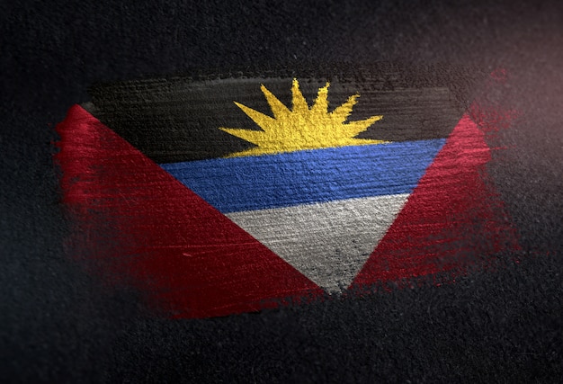 Vlag van Antigua en Barbuda gemaakt van metallic penseel verf op grunge donkere muur