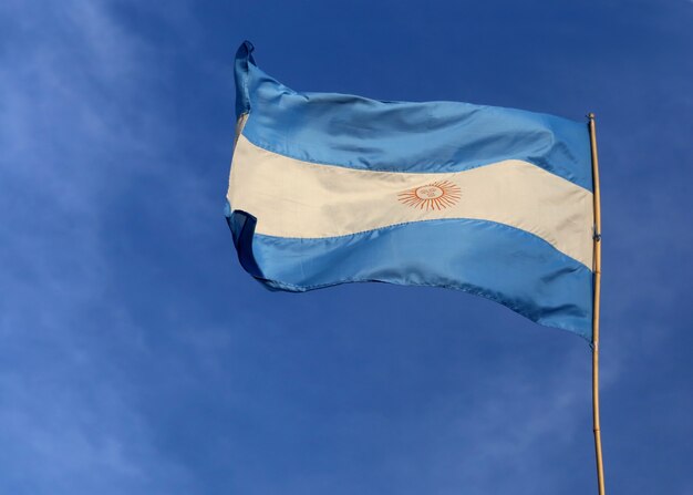 Vlag van argentinië tegen blauwe hemel