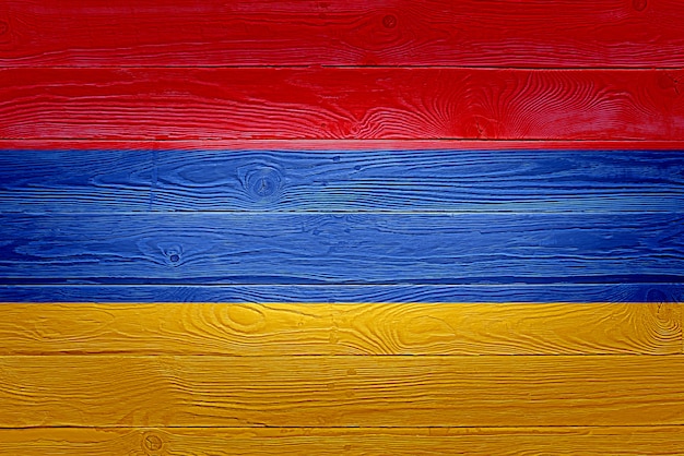 Vlag van Armenië geschilderd op oude houten plank achtergrond