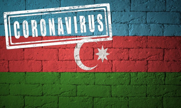 Vlag van Azerbeidzjan met originele verhoudingen. gestempeld met het Coronavirus. bakstenen muur textuur. Corona-virusconcept. Op de rand van een COVID-19- of 2019-nCoV-pandemie.