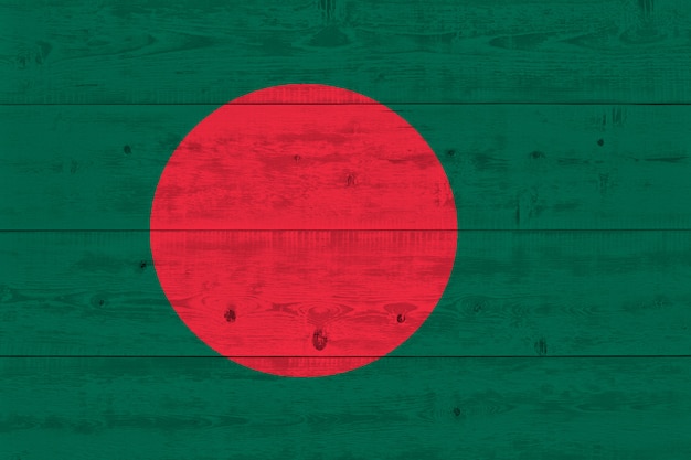 Vlag van Bangladesh geschilderd op oude houten plank