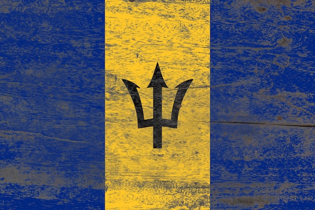 Vlag van Barbados geschilderd op een beschadigde oude houten achtergrond