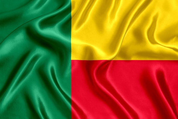 Vlag van Benin zijde close-up achtergrond