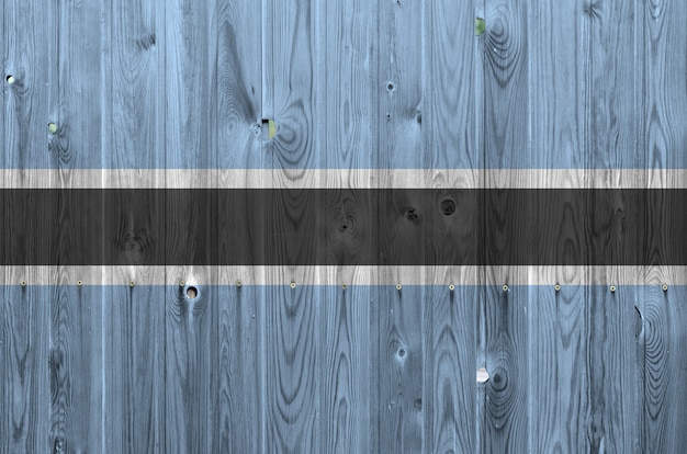 Vlag van Botswana afgebeeld in heldere verfkleuren op oude houten muur. Getextureerde banner