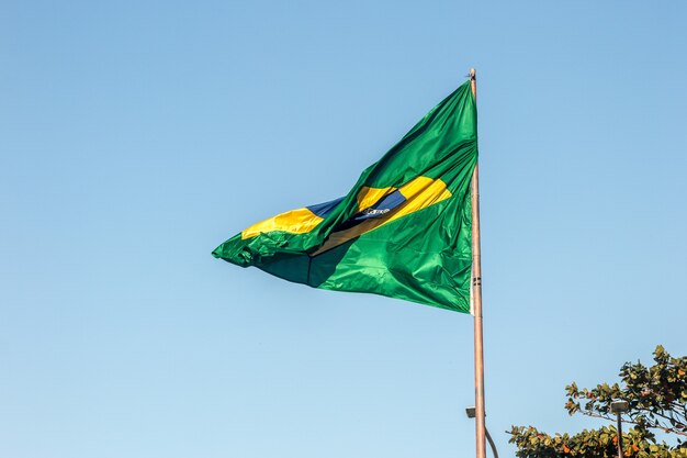 Vlag van Brazilië buiten in Rio de Janeiro, Brazilië.