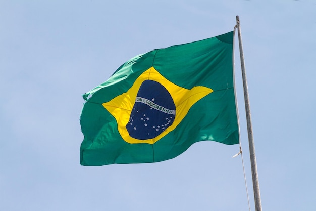 Vlag van Brazilië buiten met mooie blauwe lucht op de achtergrond in Rio de Janeiro.