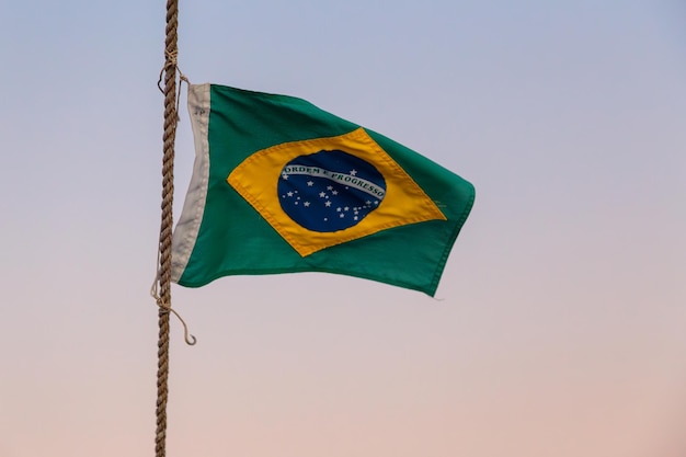vlag van Brazilië buitenshuis met een prachtige kleurrijke avondrood in Rio de Janeiro