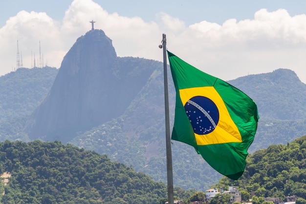 Vlag van Brazilië met afbeelding van Christus de Verlosser