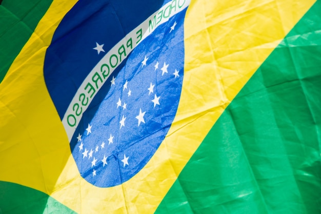 Vlag van Brazilië ondersteboven buitenshuis in Rio de Janeiro Brazilië.