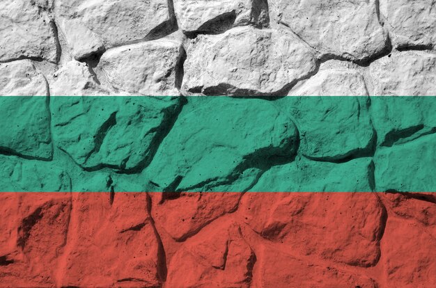 Vlag van Bulgarije afgebeeld in verfkleuren op oude stenen muur close-up. Geweven banner op rotswand achtergrond