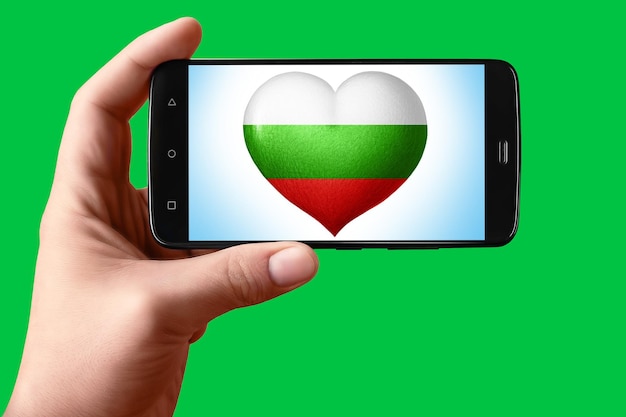 Vlag van Bulgarije in de vorm van een hart op het telefoonscherm Smartphone in de hand toont het hart van de vlag op de achtergrond hromakey