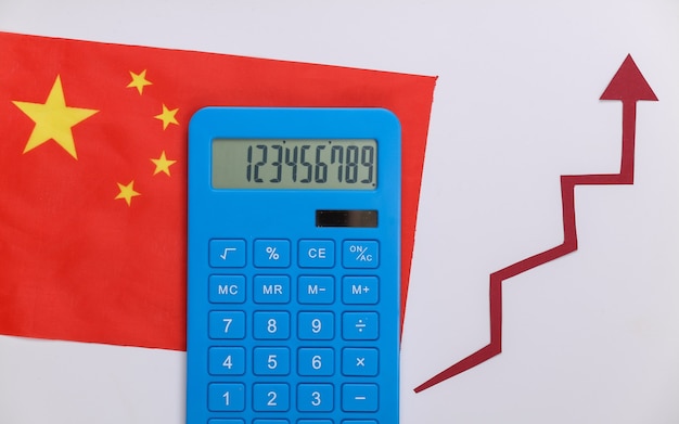 Vlag van China met rode groeipijl en rekenmachine. Pijlgrafiek die omhoog gaat. De economische groei