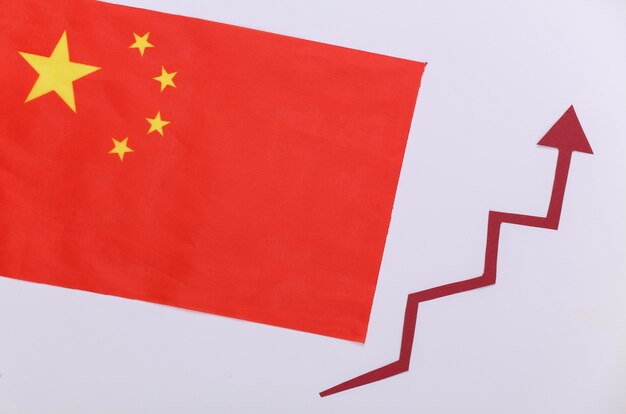 Vlag van china met rode groeipijl. pijlgrafiek die omhoog gaat. de economische groei