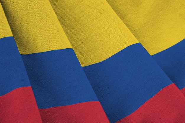 Foto vlag van colombia met grote plooien die van dichtbij zwaaien onder het studiolicht binnenshuis de officiële symbolen en kleuren in banner