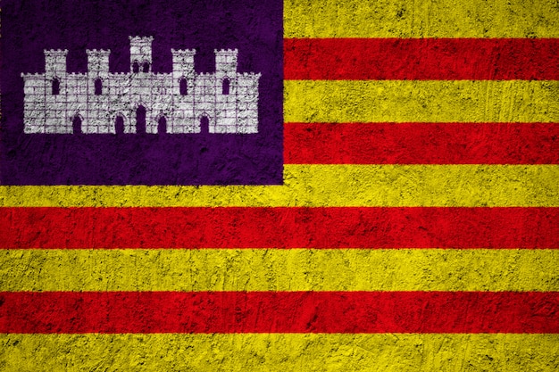 Vlag van de Balearen op de grunge betonnen muur